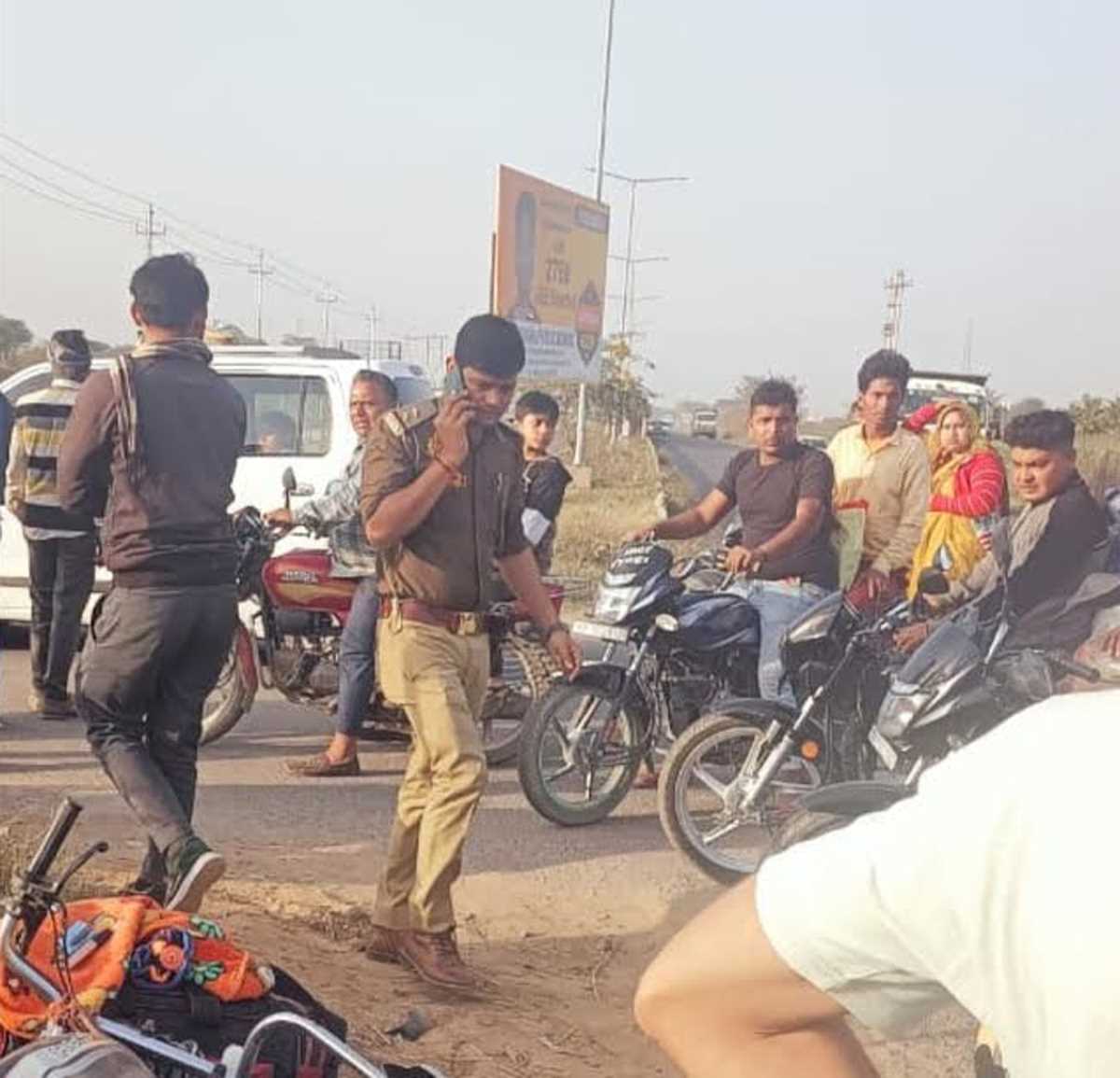 बुलन्दशहर : कार ने मारी बाइक में टक्कर, 4 घायल