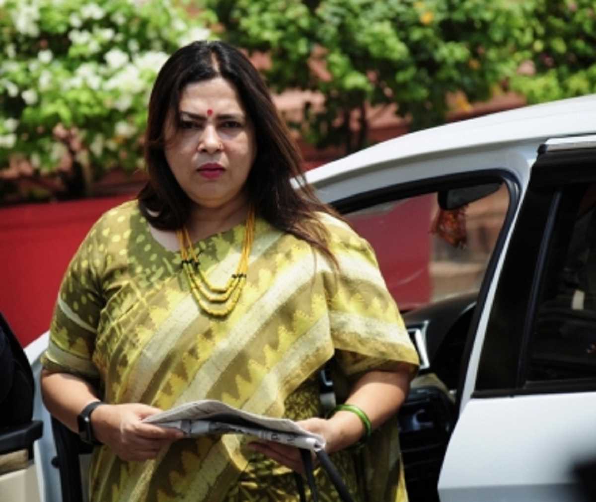 आपराधिक मानसिकता वाले लोगों को आप दे रही बढ़ावा : मीनाक्षी लेखी