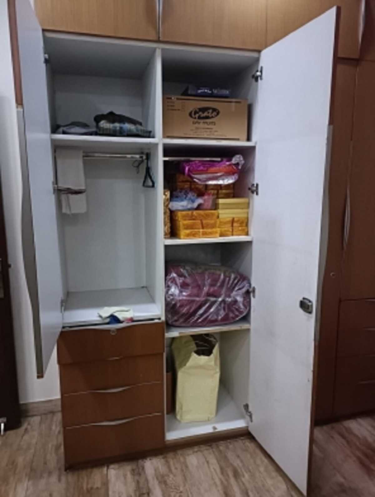 दिनदहाड़े 1.40 करोड़ की चोरी, 100 किलो की तिजोरी भी ले गए