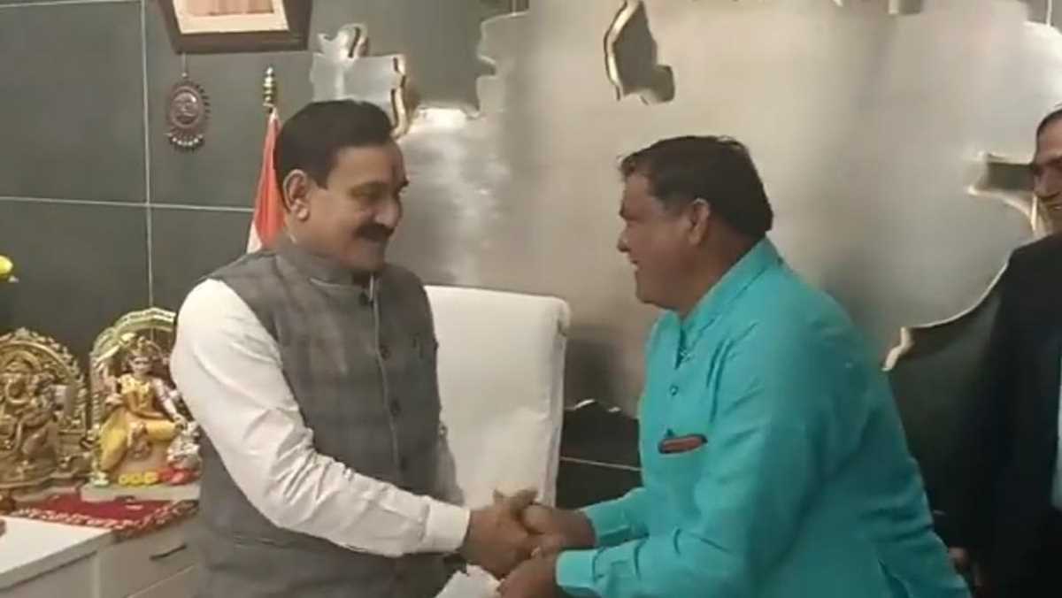 ऐसा क्या हुआ कि कांग्रेस विधायक को छूने पड़े नरोत्तम मिश्रा के पैर?