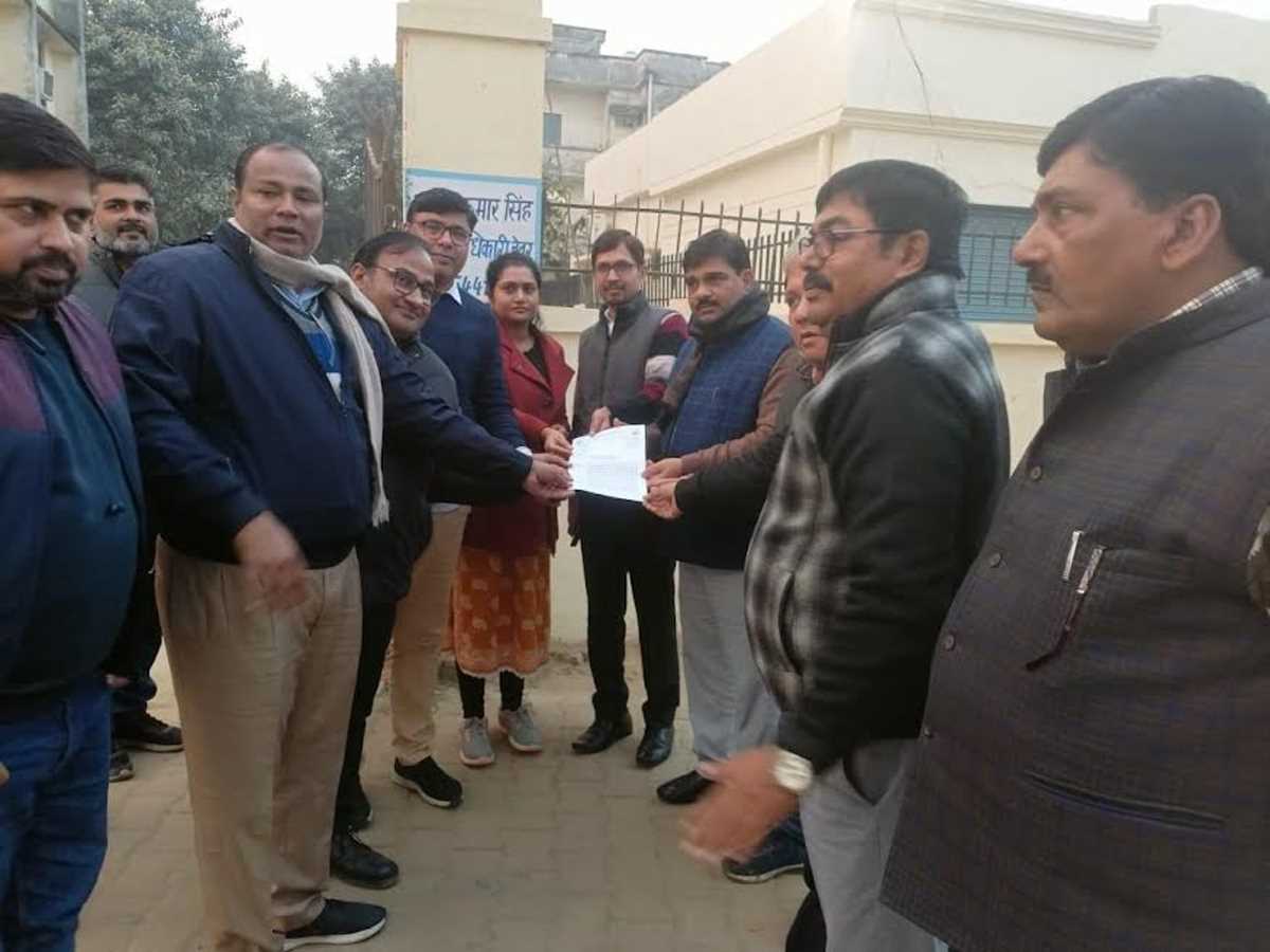 जनगणना कार्य में लगे लेखपाल के साथ रन्हेरा में अभद्रता से लेखपालों में आक्रोश जनगणना कार्य में लगे लेखपाल के साथ रन्हेरा में अभद्रता से लेखपालों में आक्रोश