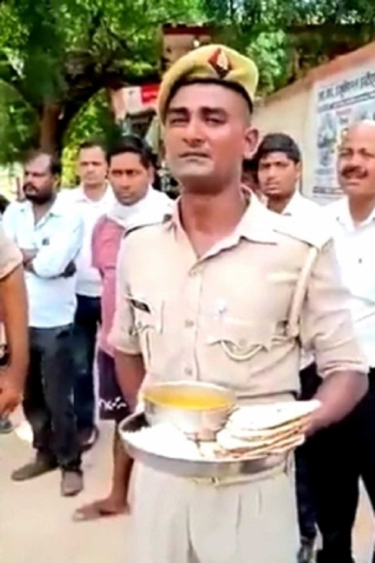 पुलिस लाइन मेस के खाने की गुणवत्ता पर सवाल उठाने वाले सिपाही का गाजीपुर तबादला