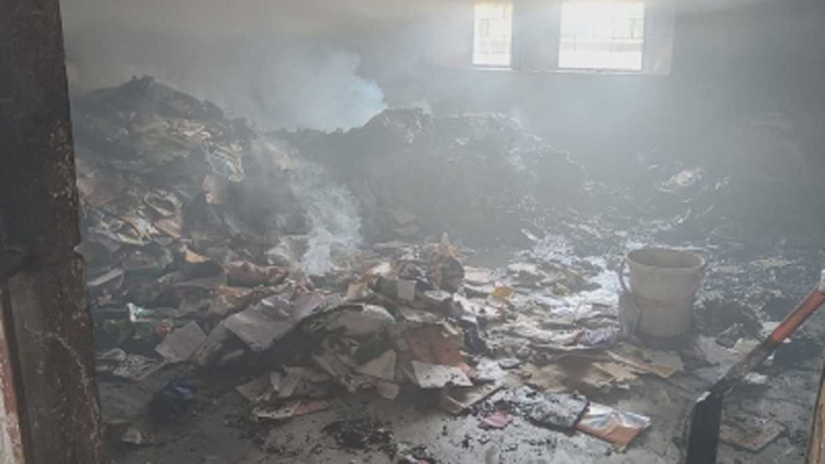 सिकंदराबाद में चार्जिंग के वक्त इलेक्ट्रिक बाइक की बैट्री फटी, बिल्डिंग में भीषण आग, 7 लोगों की मौत सिकंदराबाद में चार्जिंग के वक्त इलेक्ट्रिक बाइक की बैट्री फटी, बिल्डिंग में भीषण आग, 7 लोगों की मौत