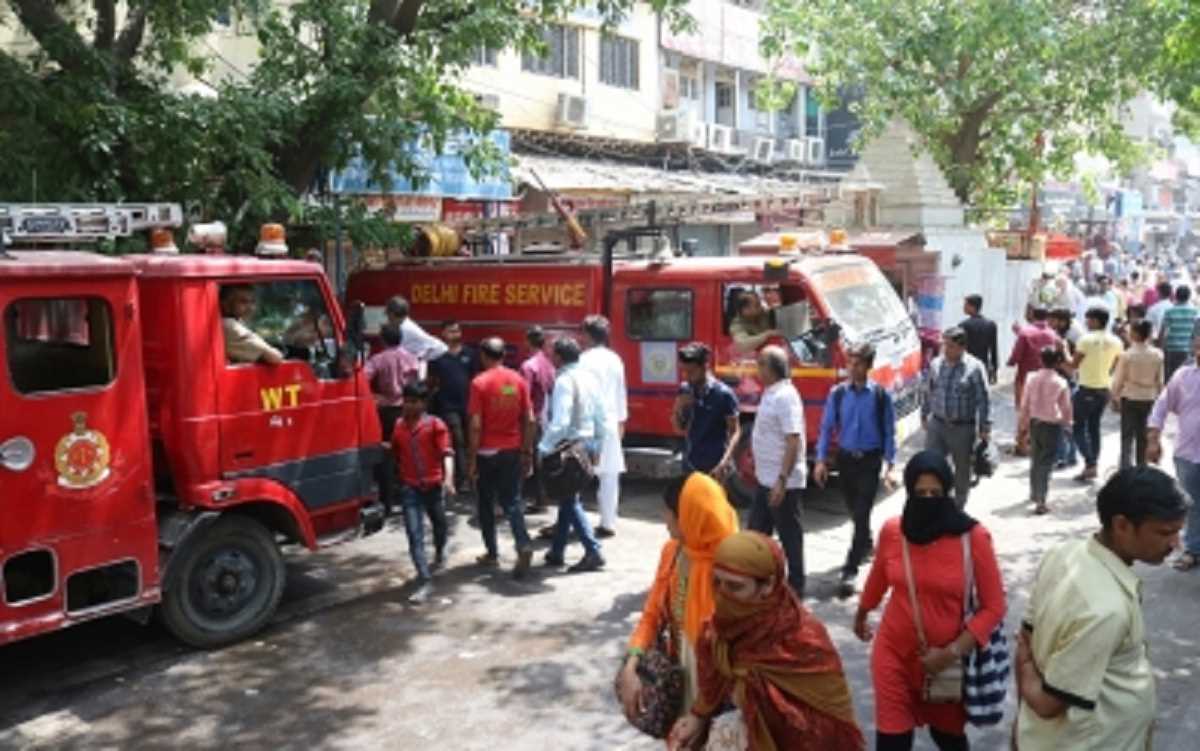 दिल्ली : दीवाली पर अग्निशमन सेवा को मिले 200 से ज्यादा इमरजेंसी कॉल दिल्ली : दीवाली पर अग्निशमन सेवा को मिले 200 से ज्यादा इमरजेंसी कॉल
