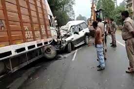 प्रतापगढ़ में ट्रक और कार की टक्कर, दो की मृत्यु, तीन घायल