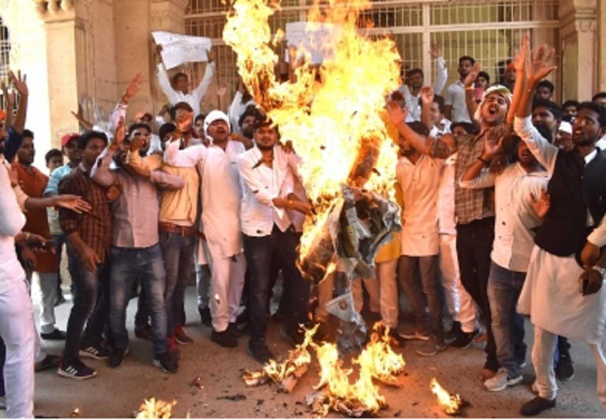 फीस वृद्धि को लेकर इलाहाबाद विवि के छात्रों का धरना जारी