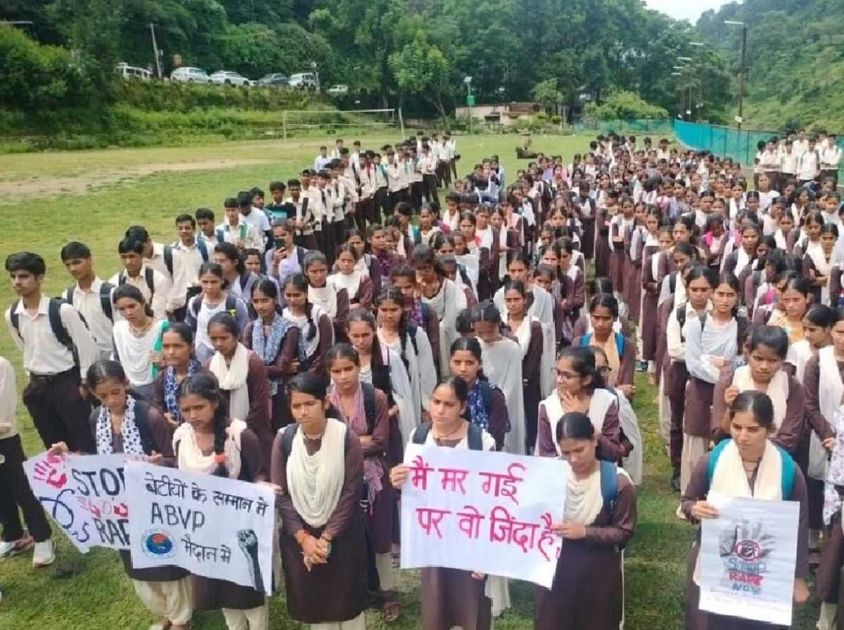 दरभंगा: महिला अत्याचार की घटनाओं पर रोक लगाने की मांग को लेकर स्कूली छात्राओं ने किया प्रदर्शन