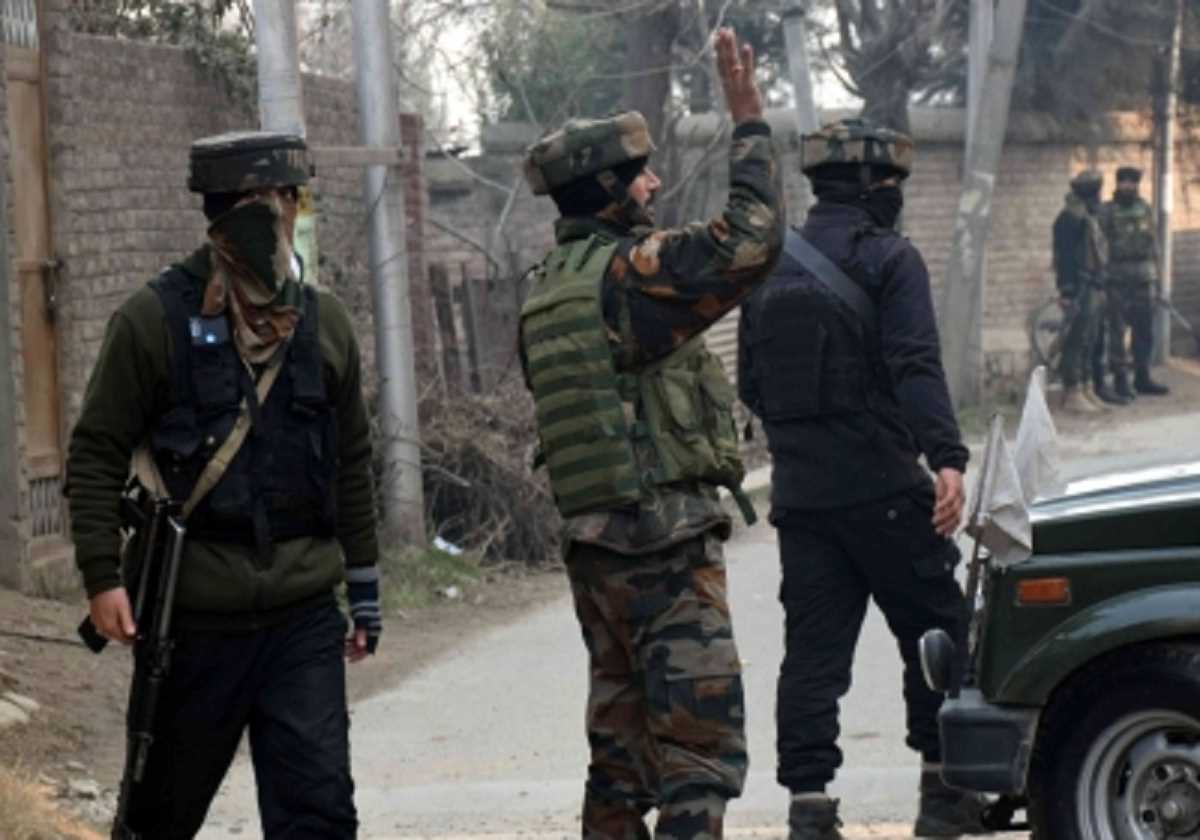 जम्मू-कश्मीर के पुलवामा में सुरक्षा बल की मिसफायर में नागरिक की मौत