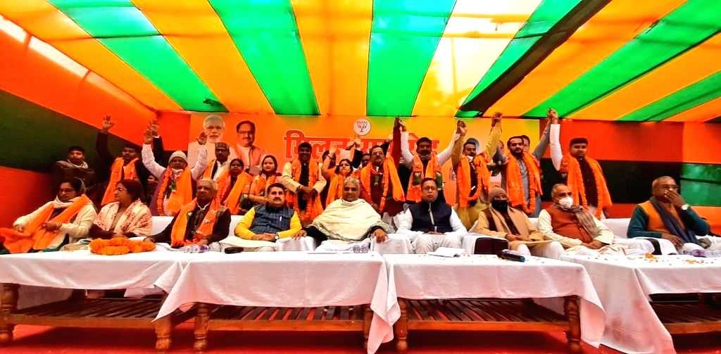 राजद के पूर्व सांसद समेत कई नेताओं ने थामा बीजेपी का दामन