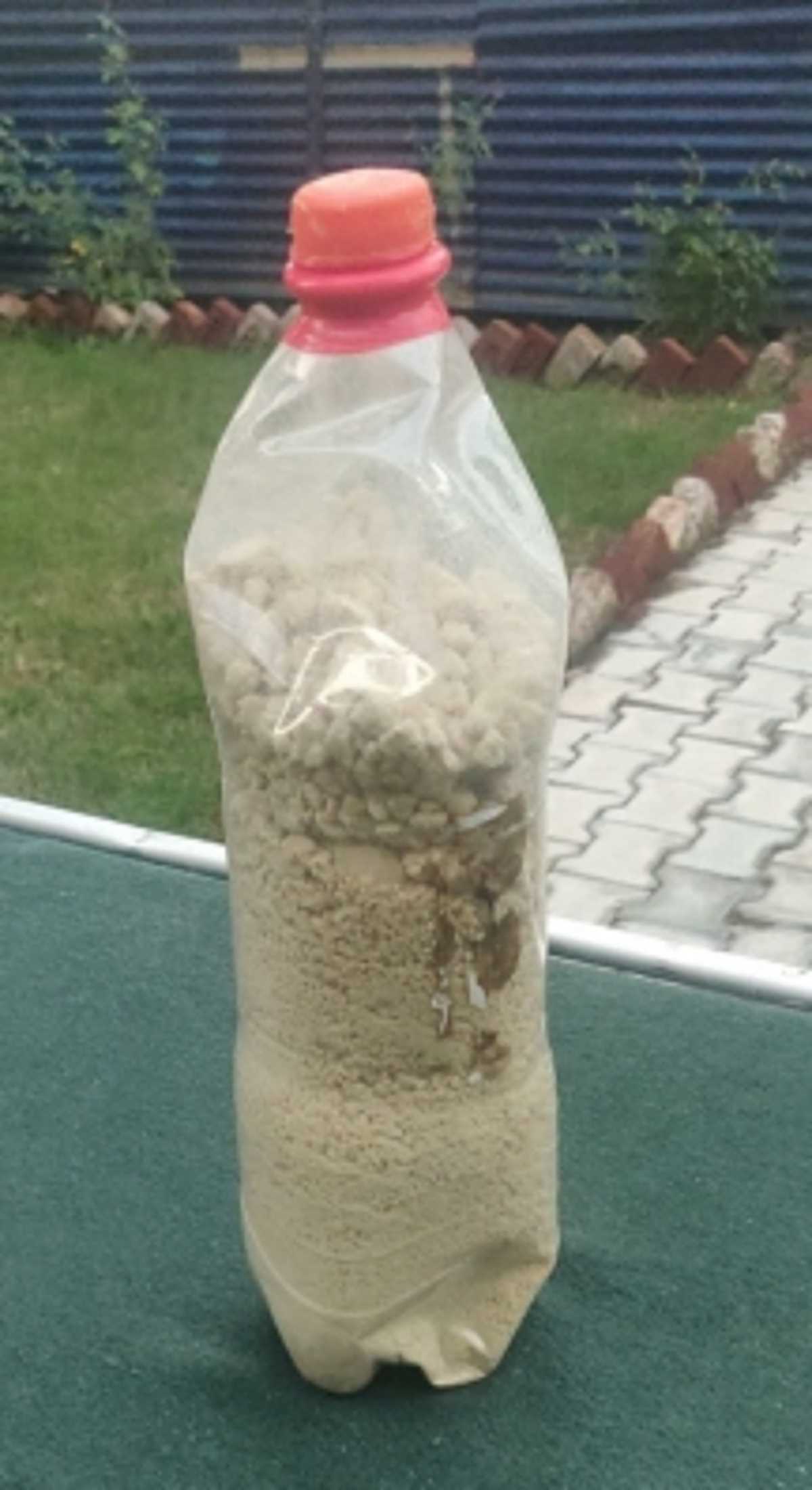 पाक सीमा से कोल्ड्रिंक की बोतल में 1 किलो संदिग्ध हेरोइन बरामद, तलाशी अभियान जारी