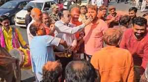 दिल्ली में भाजपा की जीत पर कोलकाता में जश्न, बंगाल में भी कमल खिलाने का दावा