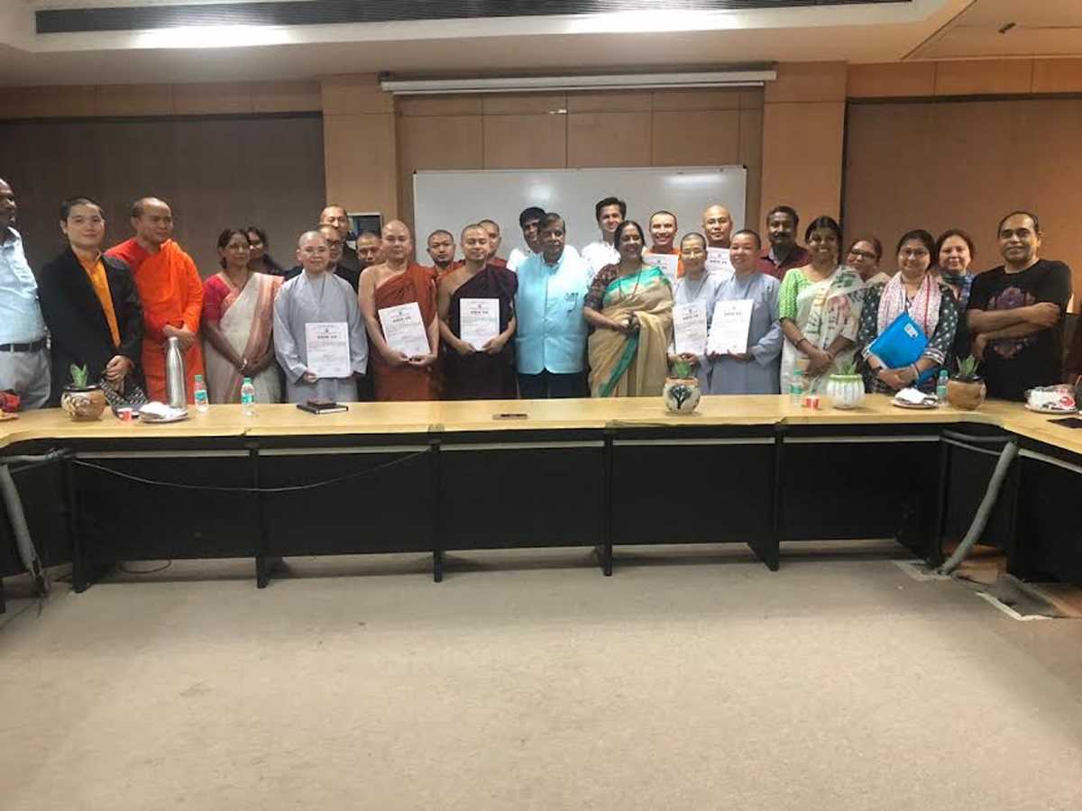 विदेशी छात्रों को हिन्दी प्रशिक्षण के साथ वितरित किया गया प्रमाण पत्र