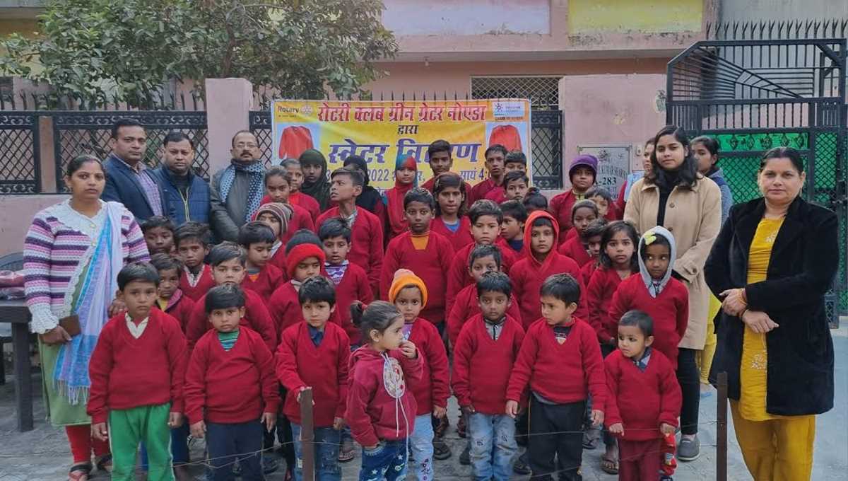 रोटरी क्लब ग्रीन ने बच्चों को वितरित किए स्वेटर रोटरी क्लब ग्रीन ने बच्चों को वितरित किए स्वेटर