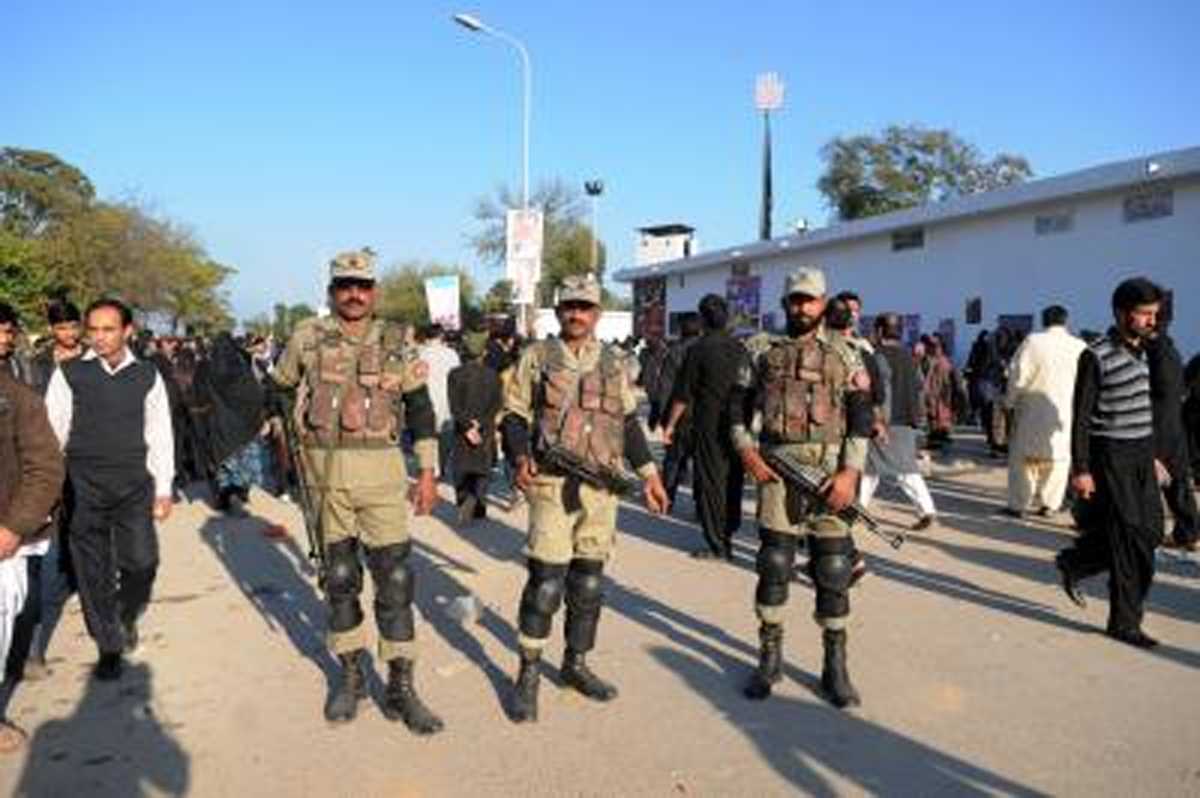 पाकिस्तान में मुठभेड़ में दो सैनिक और आठ आतंकवादी मारे गए पाकिस्तान में मुठभेड़ में दो सैनिक और आठ आतंकवादी मारे गए