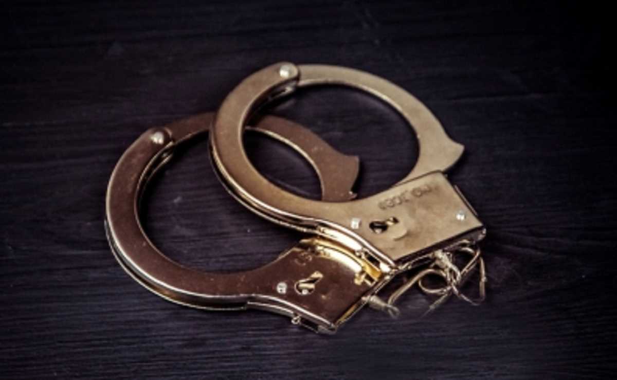 AAP MLA अमानतुल्लाह का सहयोगी गिरफ्तार, रेड में मिले थे पिस्टल, कारतूस और 12 लाख! AAP MLA अमानतुल्लाह का सहयोगी गिरफ्तार, रेड में मिले थे पिस्टल, कारतूस और 12 लाख!