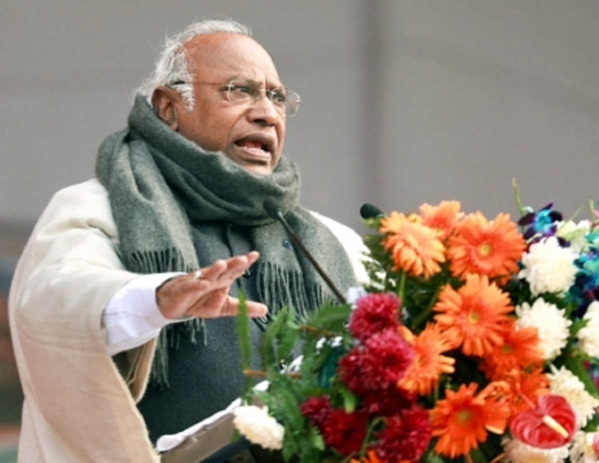 शिक्षा के मोर्चे पर मोदी सरकार फेल : मल्लिकार्जुन खड़गे शिक्षा के मोर्चे पर मोदी सरकार फेल : मल्लिकार्जुन खड़गे