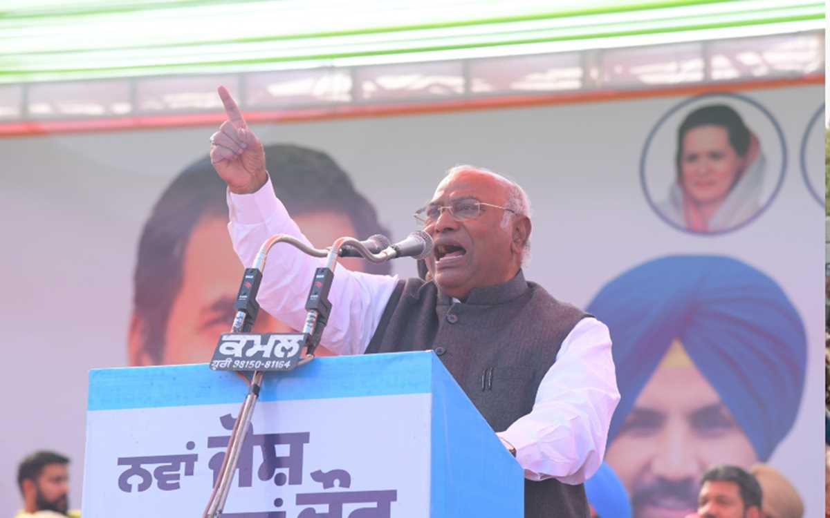 खड़गे ने पंजाब पहुंचकर किसानों की थपथपाई पीठ, कहा- आपके आंदोलन ने किसानी बचा ली