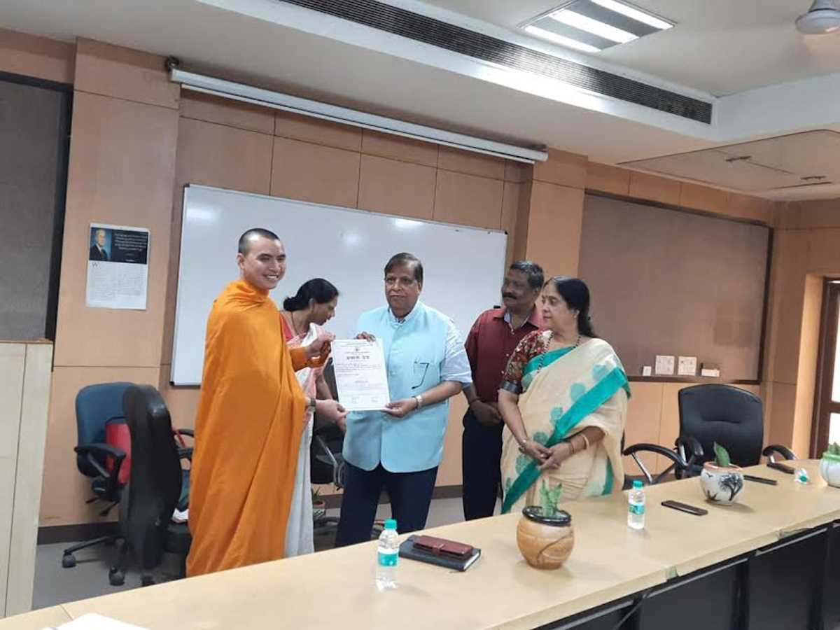 जीबीयू में विदेशी छात्रों को हिन्दी प्रशिक्षण के लिए किया गया प्रमाण पत्र वितरित