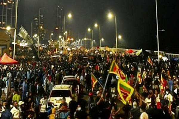 प्रदर्शनकारी श्रीलंकाई राष्ट्रपति के स्विमिंग पूल में डुबकी लगाते, पीएम के बिस्तर पर दिखे