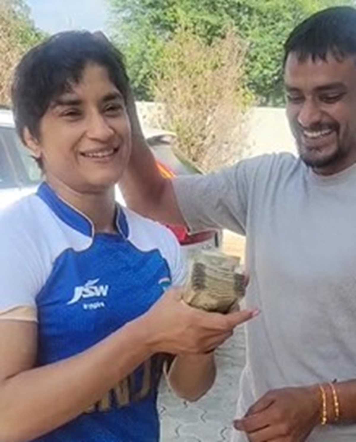 हरियाणा : रक्षाबंधन पर विनेश फोगाट ने भाई हरविंद्र को बांधी राखी, मिला गिफ्ट