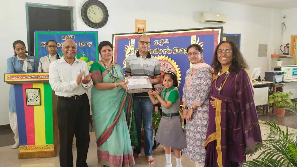 विद्यालय के स्थापना दिवस पर हवन-पूजन के साथ विद्यार्थियों को किया गया सम्मानित