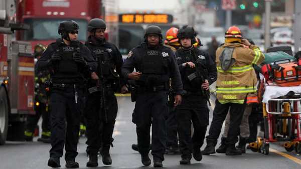 न्यूयॉर्क मेट्रो स्टेशन पर फायरिंग में 13 घायल, हमलावर ने पहले फेंका था स्मोक बम