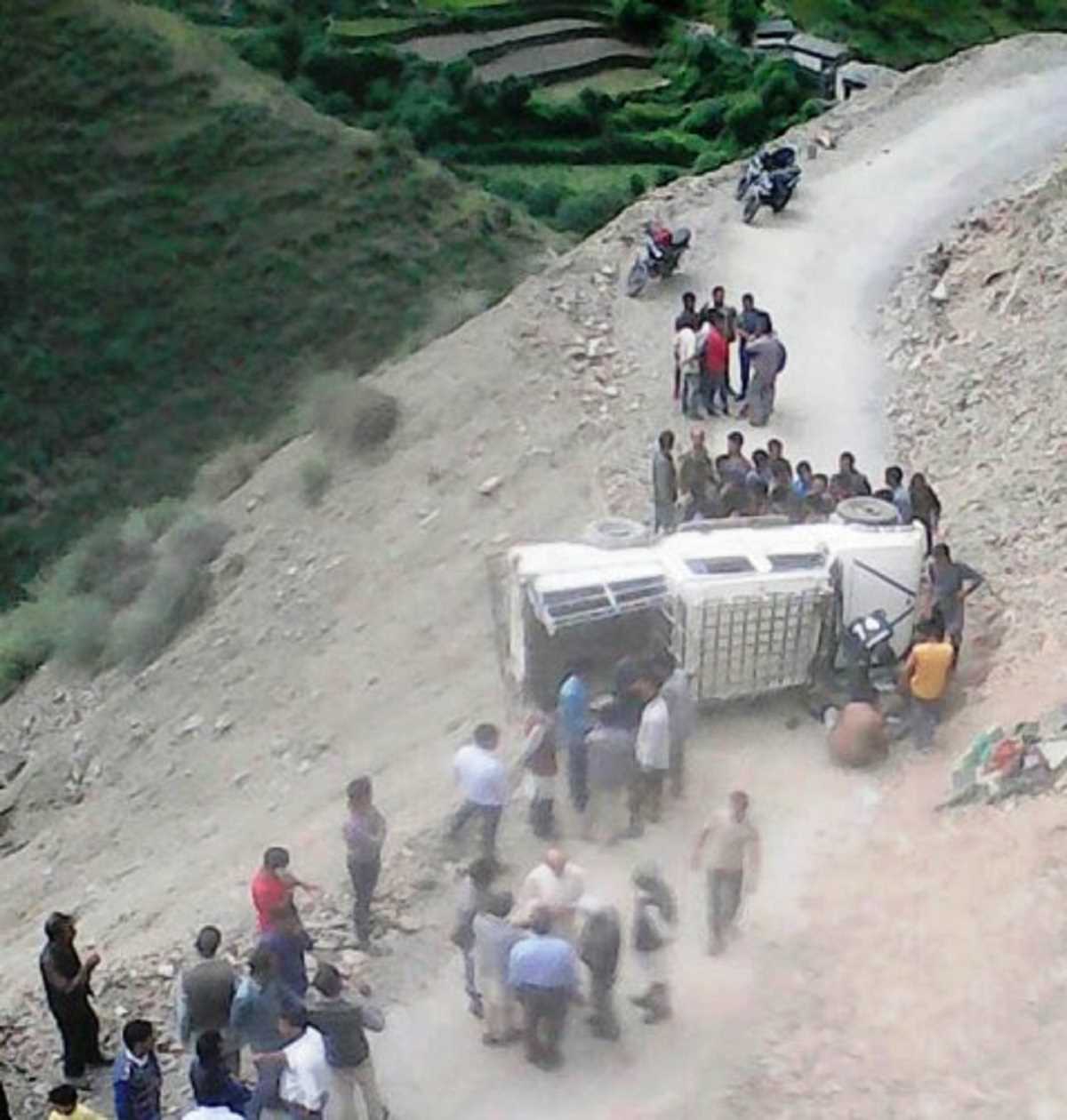 उत्तराखंड के त्यूणी में बोलेरो गाड़ी अनियंत्रित होकर खाई में गिरी, 2 की मौत