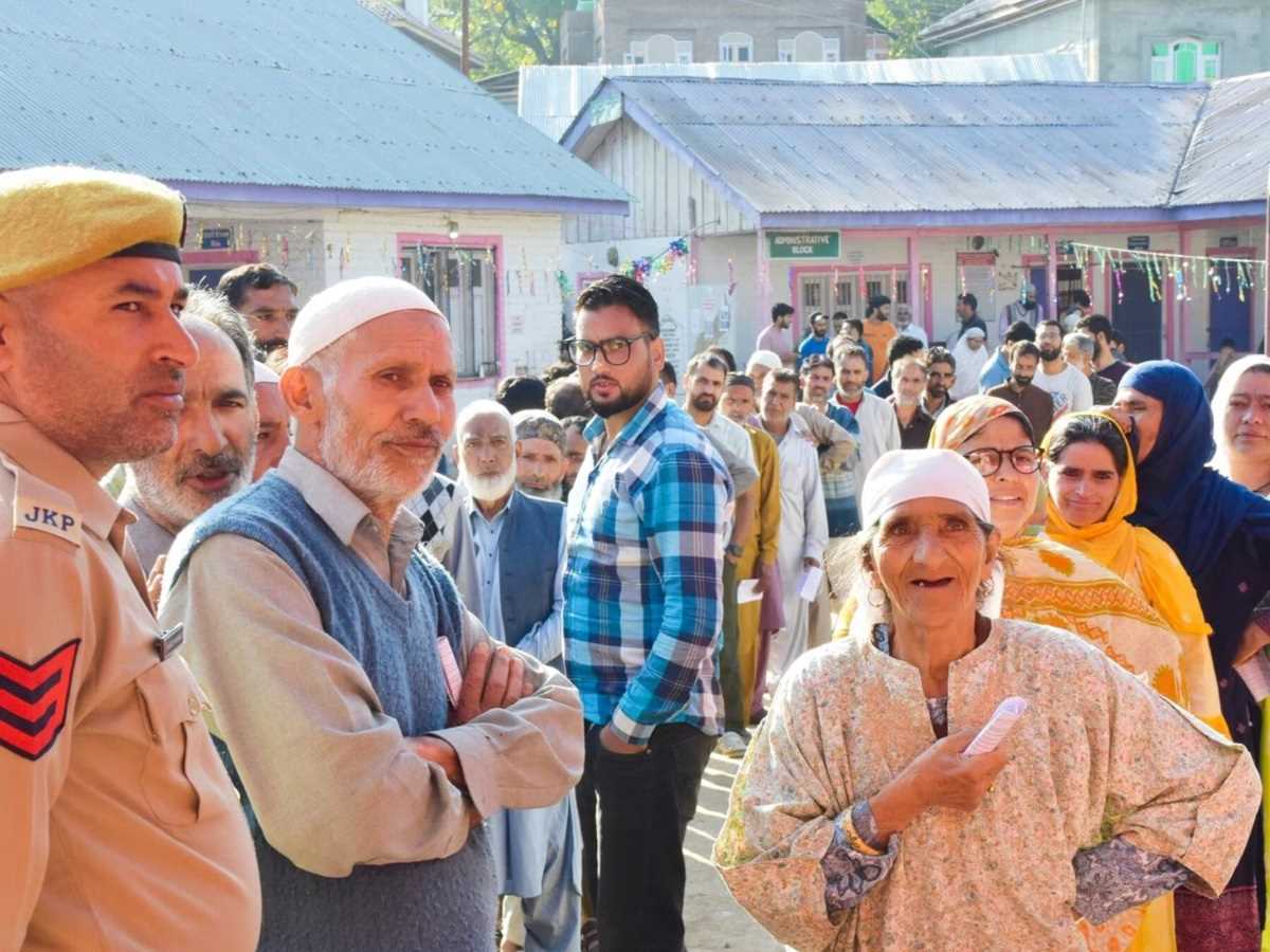 जम्मू-कश्मीर चुनाव में शाम 5 बजे तक 65.48% मतदान, लोगों में दिखा उत्साह