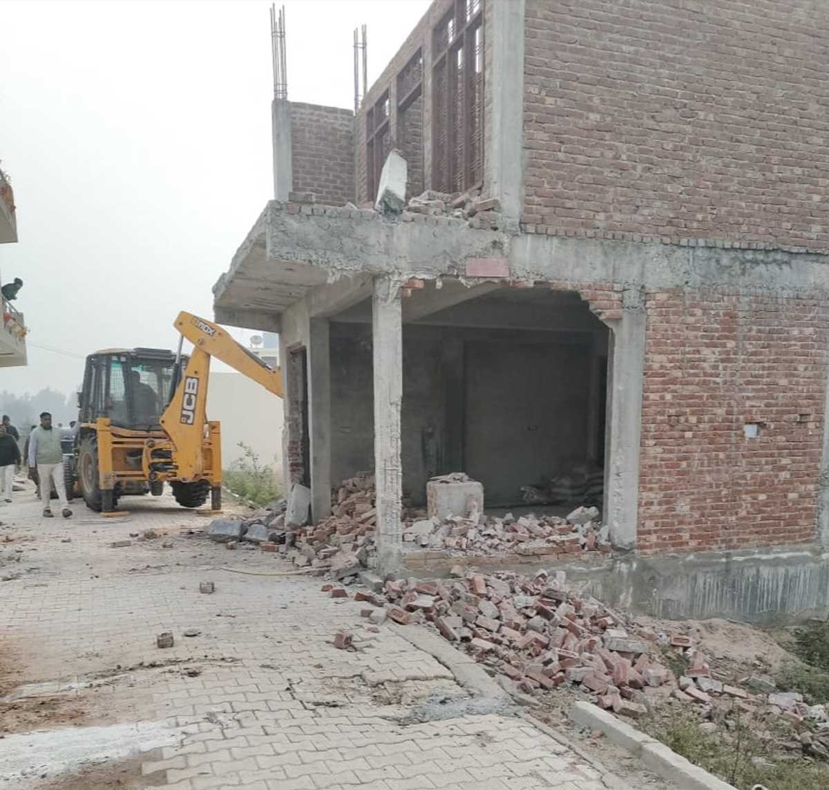 भनौता में चला ग्रेटर नोएडा प्राधिकरण का बुलडोजर, छह हजार वर्ग मीटर जमीन पर अतिक्रमण को किया ध्वस्त