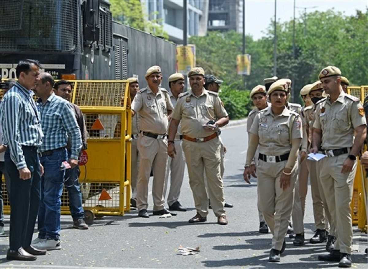 केजरीवाल से पूछताछ से पहले राजघाट स्थित ईडी कार्यालय के बाहर भारी सुरक्षा व्‍यवस्‍था