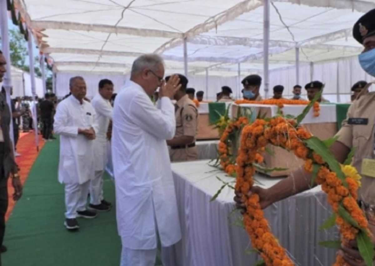 दंतेवाड़ा में शहीदों को सीएम भूपेश बघेल ने श्रद्धांजलि दी