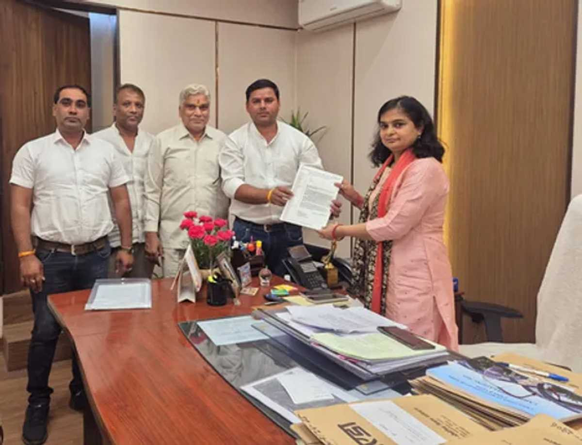 सेक्टर-117 में प्रस्तावित डंपिंग यार्ड के विरोध में निवासियों का प्रदर्शन, सीईओ और एसीईओ से मिला प्रतिनिधिमंडल