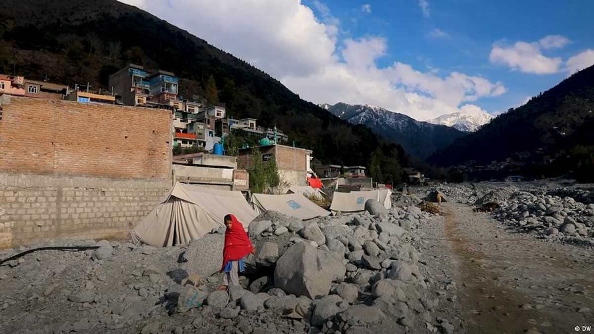 इज्जत से जिंदा रहने के लिए पाकिस्तान ने मांगा फंड, कई देशों ने बढ़ाया मदद का हाथ