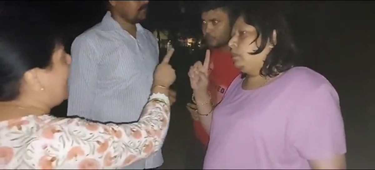 नोएडा में कुत्तों को खाना खिलाने पर हंगामा, महिलाओं में हाथापाई, वीडियो आया सामने