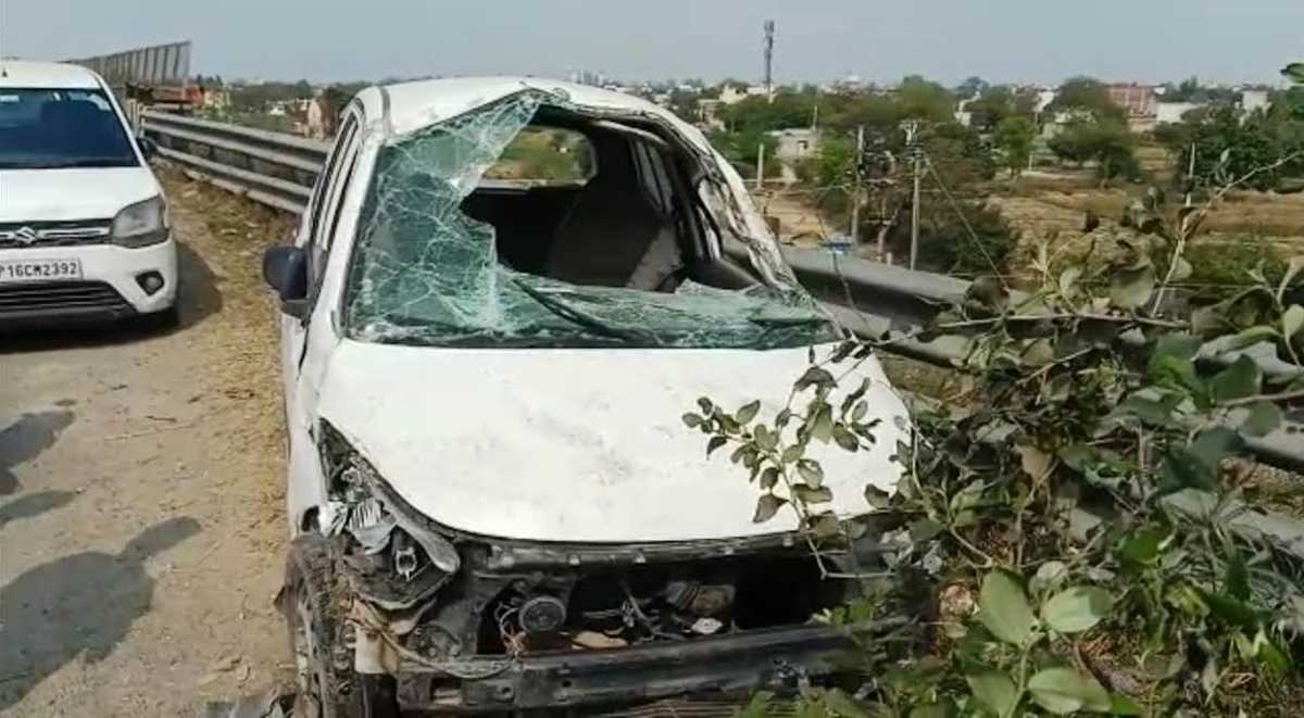 अनियंत्रित होकर तेज रफ्तार कार पलटी, युवक की मौत एक घायल