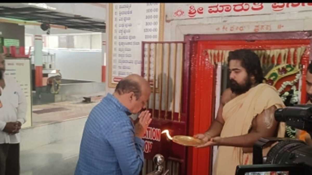कर्नाटक: मतदान से पहले सीएम बोम्मई ने हनुमान मंदिर में की पूजा कर्नाटक: मतदान से पहले सीएम बोम्मई ने हनुमान मंदिर में की पूजा