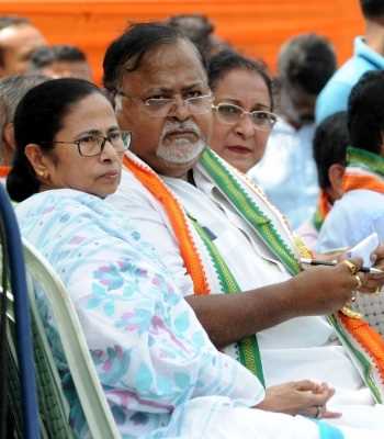 पार्थ चटर्जी की गिरफ़्तारी को लेकर भाजपा राष्ट्रीय उपाध्यक्ष दिलीप घोष ने ममता पर कसा तंज पार्थ चटर्जी की गिरफ़्तारी को लेकर भाजपा राष्ट्रीय उपाध्यक्ष दिलीप घोष ने ममता पर कसा तंज