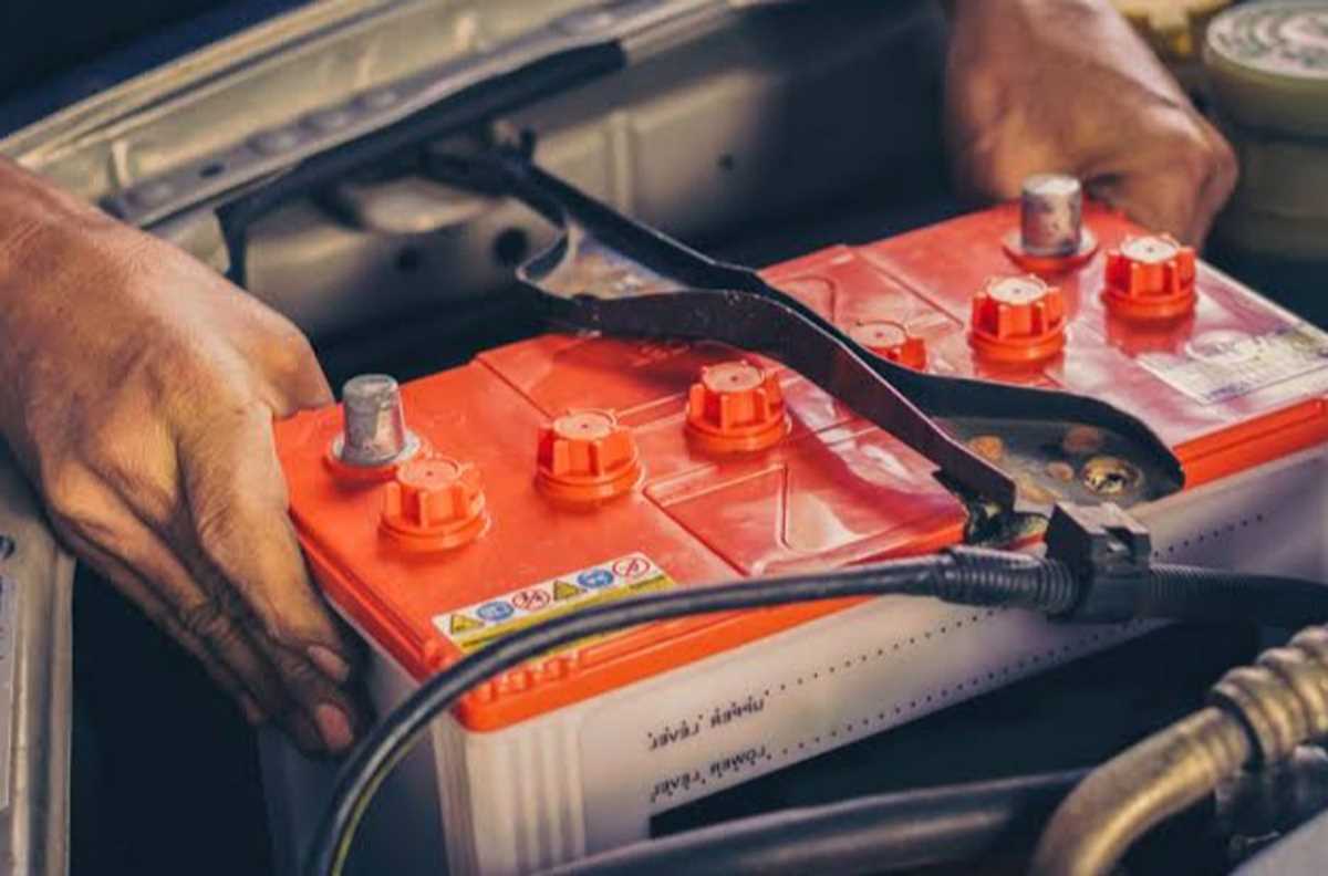 जेसीबी और ट्रैक्टर की बैटरी चोरी