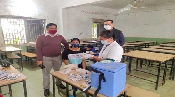 बच्चों का शुरू हुआ टीकाकरण, छात्रों में दिखा जबरदस्त उत्साह, ले रहे है सेल्फी