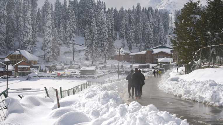 जम्मू-कश्मीर में शुरू हुई भारी बर्फबारी और बारिश