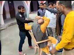 भाजपा के एक पूर्व विधायक ने की छात्रा से छेड़खानी, हो गई पिटाई