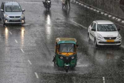 Delhi Weather: दिल्ली-NCR में झमाझम बारिश, सड़कों पर भरा पानी, कई जगहों पर ट्रैफिक जाम लगा,