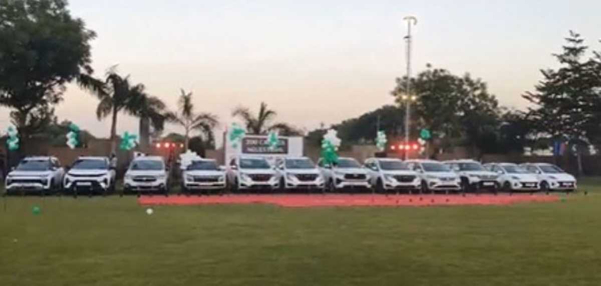 गुजरात : कर्मचारियों की मेहनत को सलाम, काबरा ज्वेल्स ने गिफ्ट की कारें