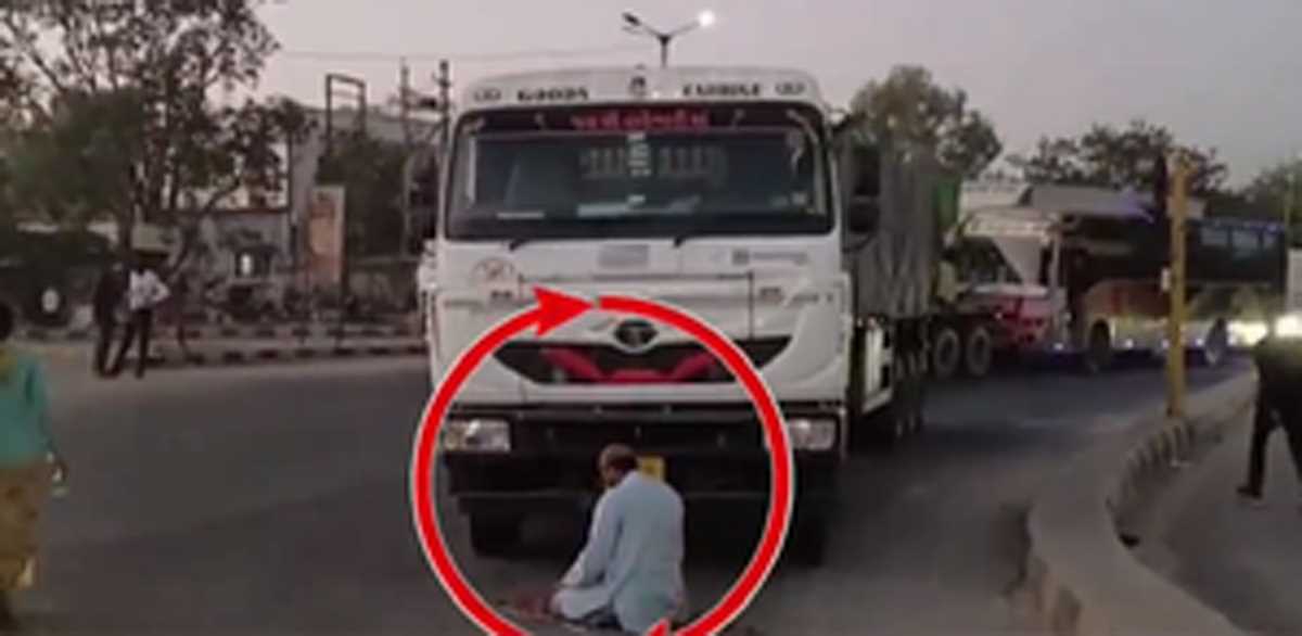 गुजरात पुलिस ने सड़क पर नमाज पढ़ने के आरोप में ट्रक ड्राइवर को किया गिरफ्तार