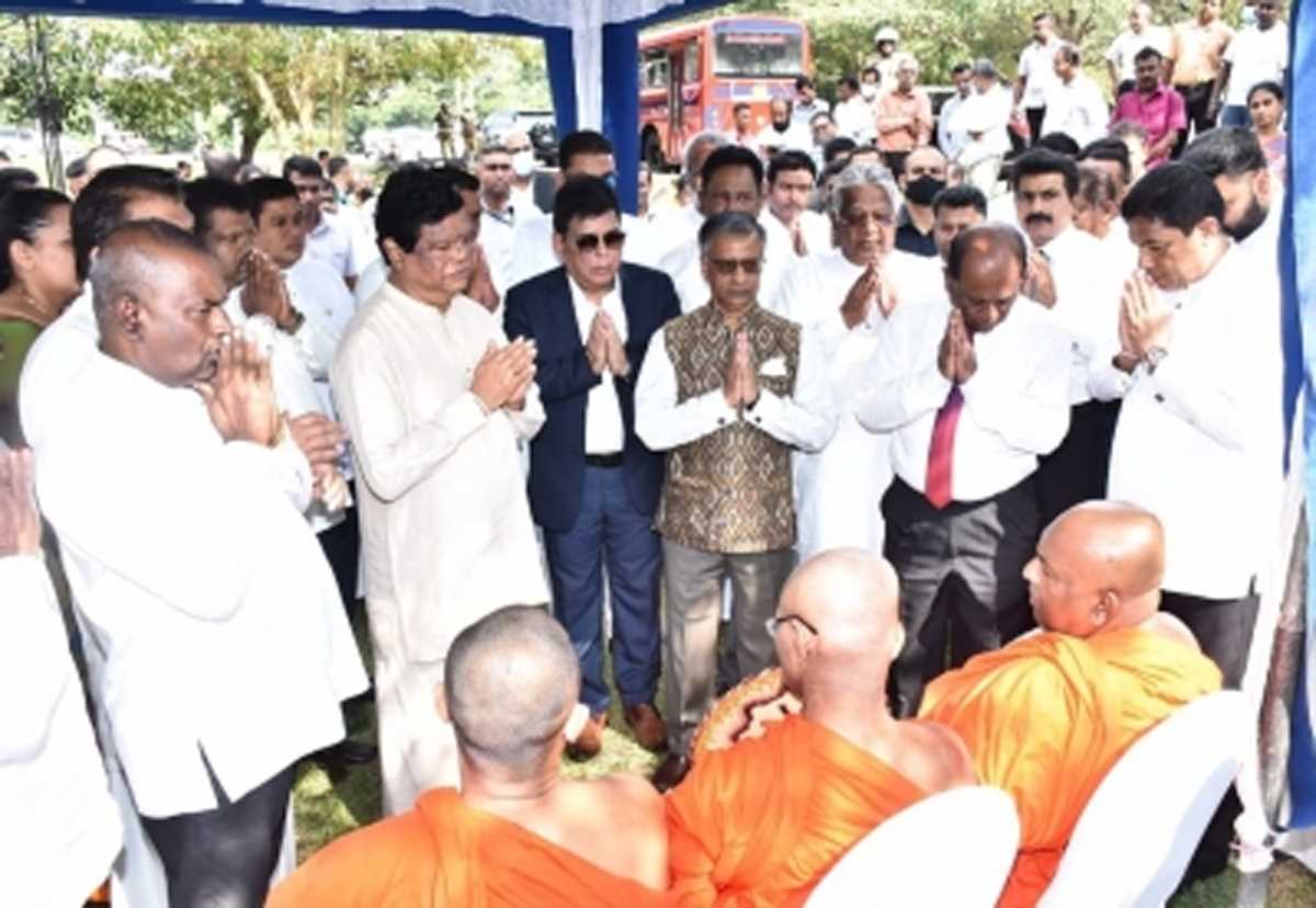 भारत ने श्रीलंका को 75 बसें सौंपी, खचाखच भरे सार्वजनिक परिवहन को आसान करेंगी