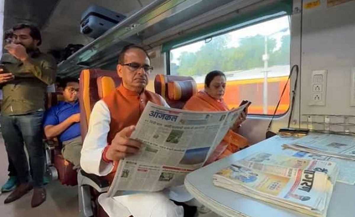 केंद्र में मंत्री बनने के बाद पहली बार ट्रेन से मध्य प्रदेश लौट रहे शिवराज, लोगों ने किया स्वागत
