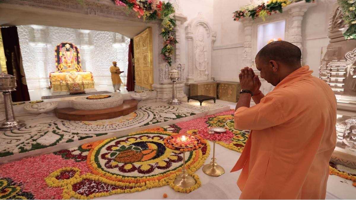 दीपावली पर मुख्यमंत्री योगी ने किए श्रीरामलला के दर्शन दीपावली पर मुख्यमंत्री योगी ने किए श्रीरामलला के दर्शन