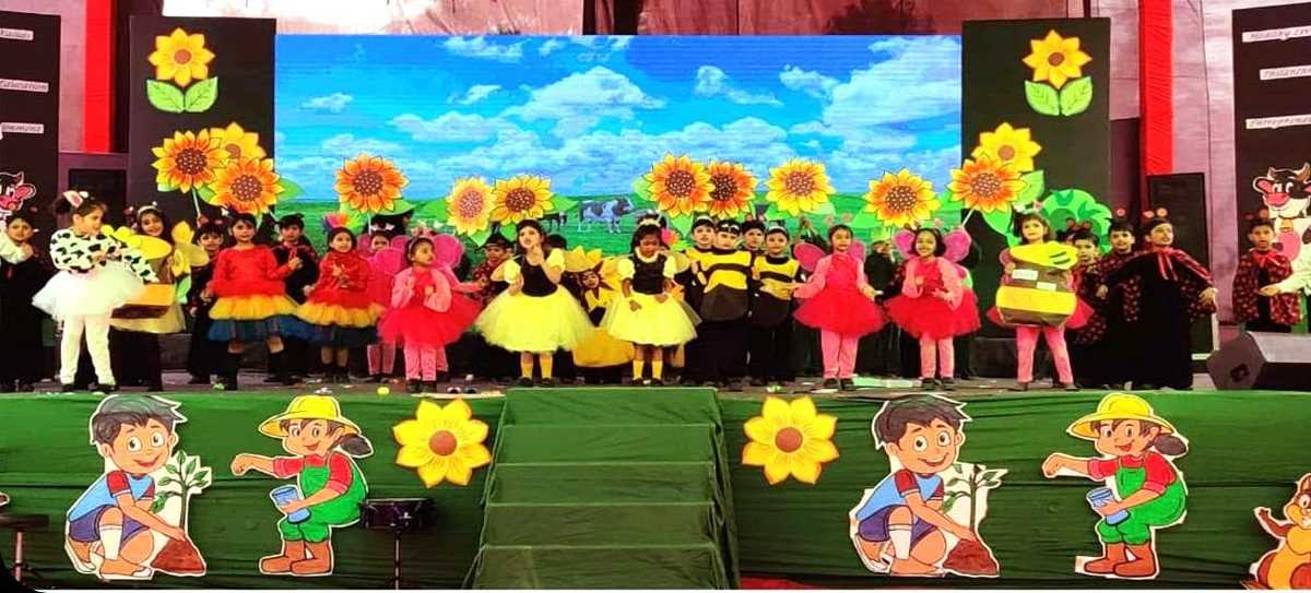मॉन्टेसरी ग्रेजुएशन व वार्षिक उत्सव में बच्चों ने दी मनमोहक प्रस्तुति