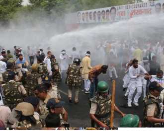 भोपाल में सड़क पर उतरे युवक कांग्रेसियों पर पानी की बौछार भोपाल में सड़क पर उतरे युवक कांग्रेसियों पर पानी की बौछार