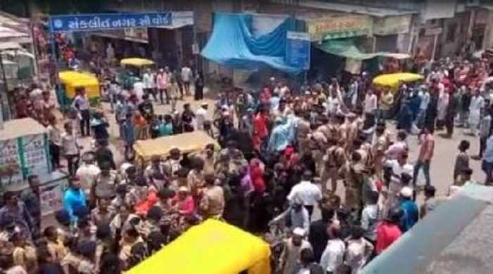 पैगंबर पर विवाद : बिना अनुमति के विरोध करने पर गुजरात में 20 मुस्लिम गिरफ्तार पैगंबर पर विवाद : बिना अनुमति के विरोध करने पर गुजरात में 20 मुस्लिम गिरफ्तार